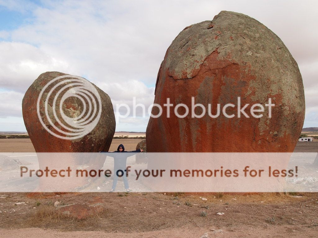 02_haystacks_on_way_to_ceduna_P1019594_zpsazd5ng0z.jpg